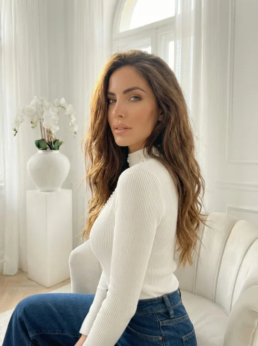 bluza-alba-cu-decupaj-si-perlute-aplicate