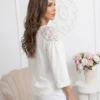 bluza-alba-din-bumbac-cu-insertii-din-dantela-la-umeri