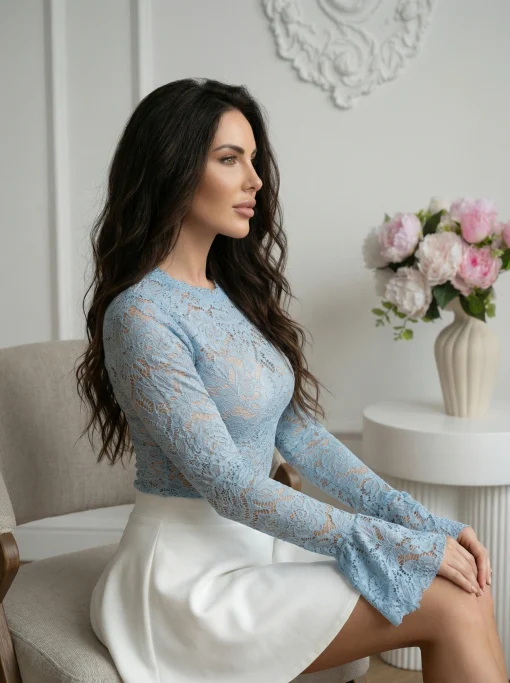 bluza-albastra-din-dantela-cu-maneci-evazate