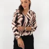 bluza-animal-print-cu-maneca-lunga-si-decolteu-v