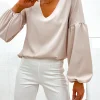 bluza-bej-cu-decolteu-in-v-si-maneci-bufante