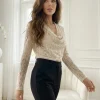 bluza-bej-din-dantela-cu-decolteu-drapat-si-maneci-lungi