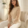 bluza-bej-eleganta-dama-cu-maneci-din-dantela