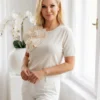 bluza-cu-aplicatie-florala-cu-strasuri