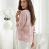 bluza-cu-aspect-creponat-roz-pudra-cu-imprimeu-floral-alb