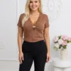 bluza-cu-decolteu-in-v-cu-dantela-si-accesoriu-metalic