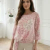 bluza-cu-imprimeu-floral-roz-pastelat-si-nod-in-talie