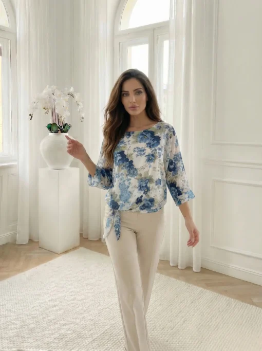 bluza-cu-model-floral-albastru-si-nod-lateral