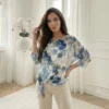 bluza-cu-model-floral-albastru-si-nod-lateral