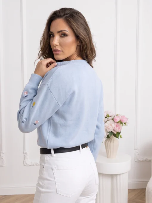 bluza-din-tricot-cu-floricele-multicolore-brodate