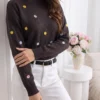 bluza-din-tricot-cu-floricele-multicolore-brodate