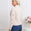 bluza-din-tricot-cu-guler-si-broderie-inimioare