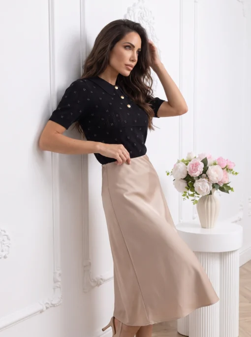 bluza-din-tricotcu-guler-nasturi-aurii-si-model-ajurat-cu-strasuri