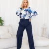 bluza-eleganta-alba-cu-imprimeu-floral-albastru-si-maneci-bufante