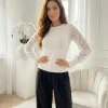 bluza-eleganta-alba-din-tricot-fin-cu-maneci-din-dantela