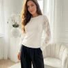 bluza-eleganta-alba-din-tricot-fin-cu-maneci-din-dantela