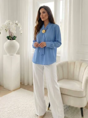 Bluza eleganta albastra cu esarfa decorativa si accesoriu metalic