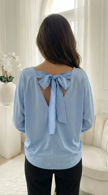 bluza-eleganta-albastra-cu-funda-la-spate-si-decolteu-in-v