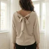 bluza-eleganta-bej-cu-funda-la-spate-si-decolteu-in-v