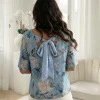 bluza-eleganta-bleu-cu-imprimeu-floral-si-funda-la-spate