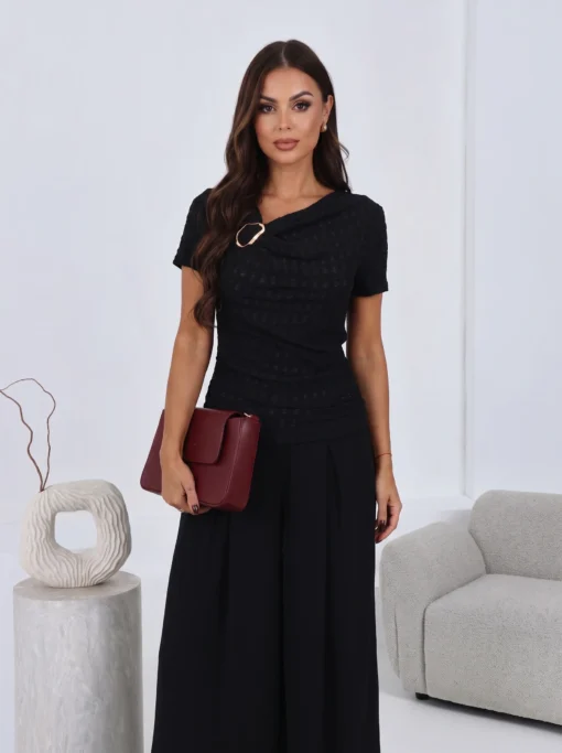 bluza-eleganta-cu-decolteu-asimetric-si-accesoriu-auriu