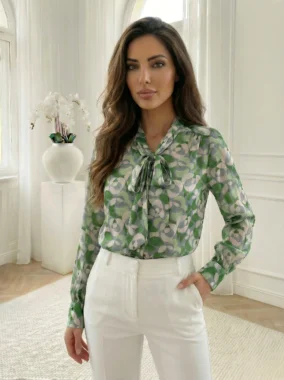 Camasa din vascoza cu imprimeu abstract verde si funda la guler