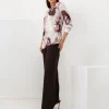 bluza-eleganta-cu-imprimeu-floral-abstract-si-decolteu-in-v