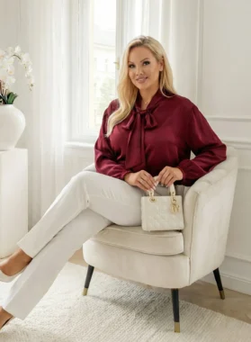 Bluza eleganta marime mare bordo din satin cu funda la gat si croi lejer
