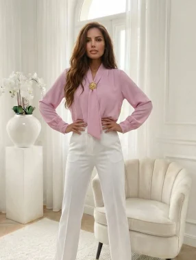 Bluza eleganta roz cu esarfa decorativa si accesoriu metalic