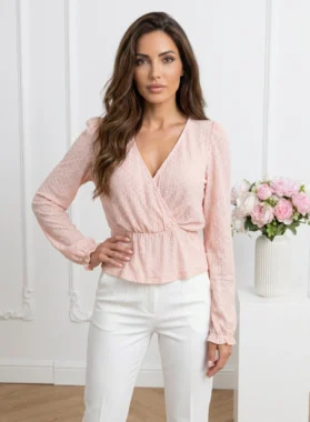 Bluza eleganta roz pal cu decolteu petrecut si textura reliefata