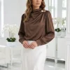bluza-eleganta-satinata-maro-cu-decolteu-drapat-si-nasturi-decorativi