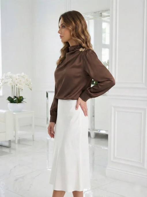 bluza-eleganta-satinata-maro-cu-decolteu-drapat-si-nasturi-decorativi