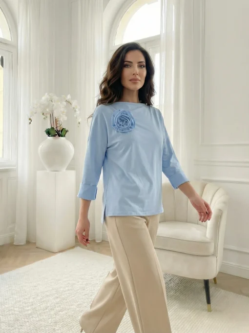 bluza-lejera-bleu-cu-aplicatie-florala-3d