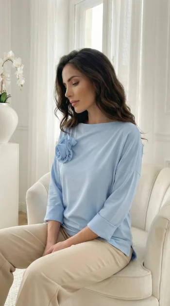 bluza-lejera-bleu-cu-aplicatie-florala-3d