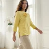 bluza-lejera-galbena-cu-aplicatie-florala-3d