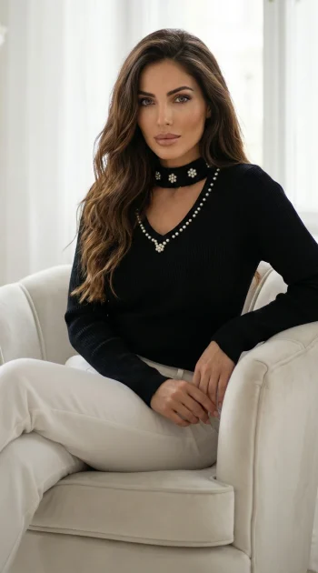 bluza-neagra-cu-decupaj-si-perlute-aplicate