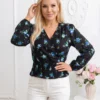 bluza-neagra-cu-imprimeu-floral-albastru