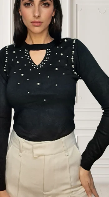 bluza-neagra-cu-perle-decorative-si-decupaj