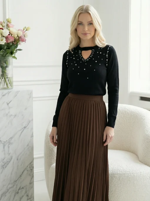 bluza-neagra-cu-perle-decorative-si-decupaj