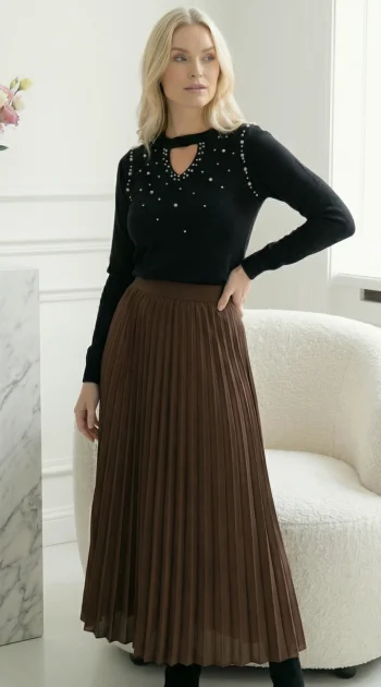 bluza-neagra-cu-perle-decorative-si-decupaj