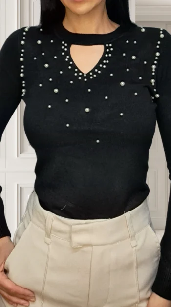 bluza-neagra-cu-perle-decorative-si-decupaj