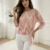 bluza-roz-cu-imprimeu-abstract-si-nod-lateral