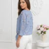 bluza-vaporoasa-albastra-cu-imprimeu-floral-si-nod-in-talie