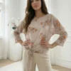 bluza-vaporoasa-bej-cu-imprimeu-floral-si-nod-in-talie