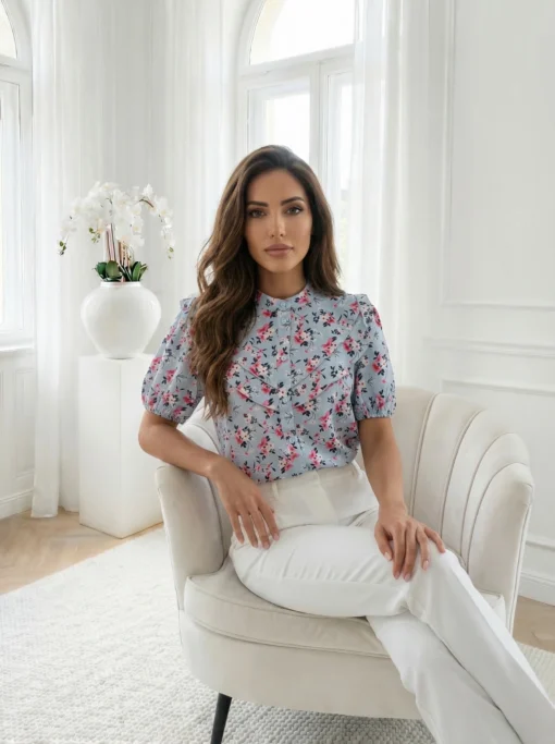 camasa-albastra-cu-imprimeu-floral-si-volane-decorative