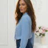 camasa-albastra-eleganta-cu-esarfa-decorativa
