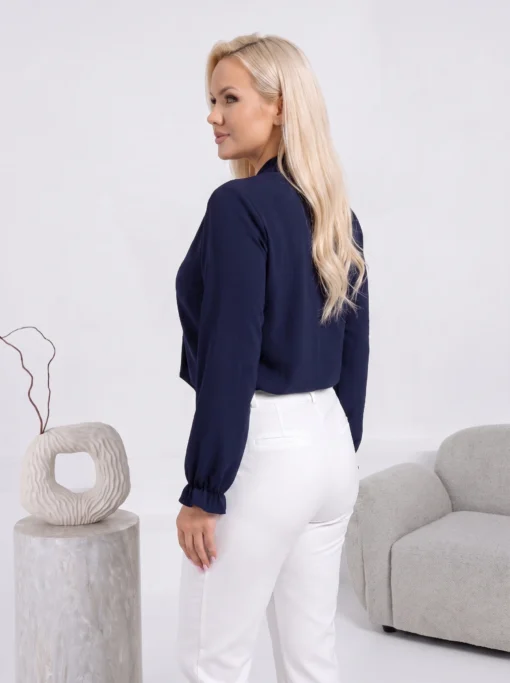 camasa-eleganta-cu-esarfa-la-guler-si-accesoriu-auriu