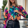 camasa-eleganta-multicolora-cu-model-abstract-si-nasturi-aurii