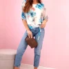 camasa-lejera-cu-imprimeu-floral-albastru-si-nod-decorativ