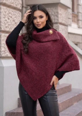 Capa asimetrica din tricot pufos cu guler amplu si brosa